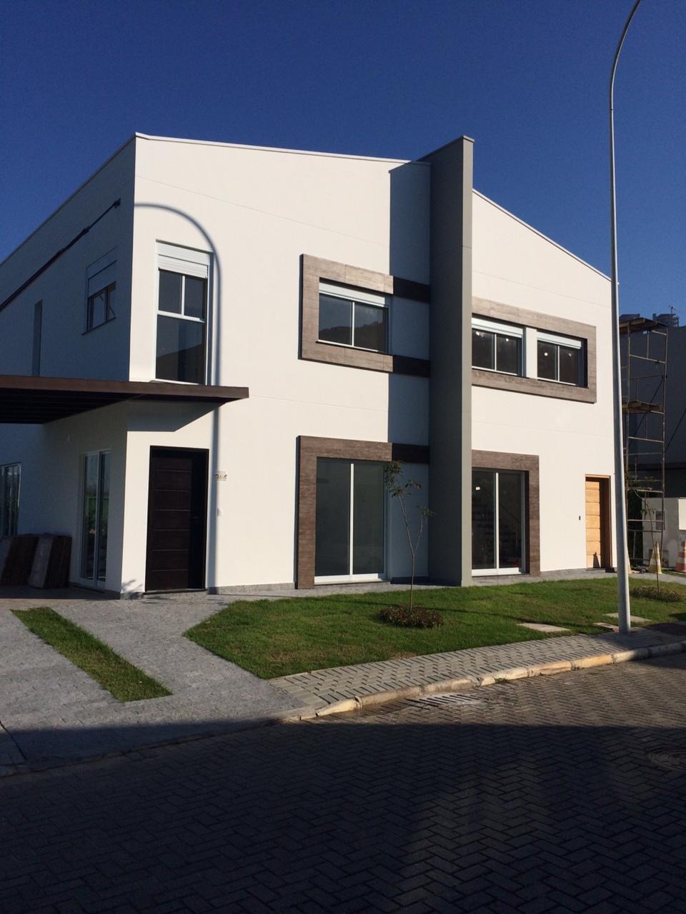 Ótima Oportunidade! Casa Geminada em Condomínio Fechado com 3 Dormitórios Localizado na Barra em Balneário Camboriú -SC