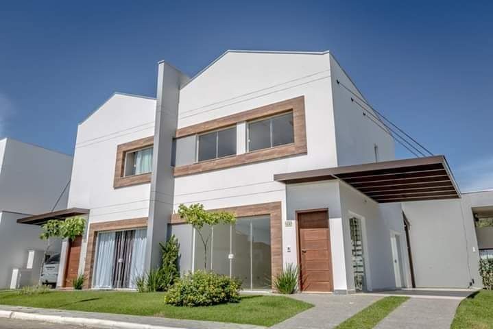Ótima Oportunidade! Casa Geminada em Condomínio Fechado com 3 Dormitórios Localizado na Barra em Balneário Camboriú -SC