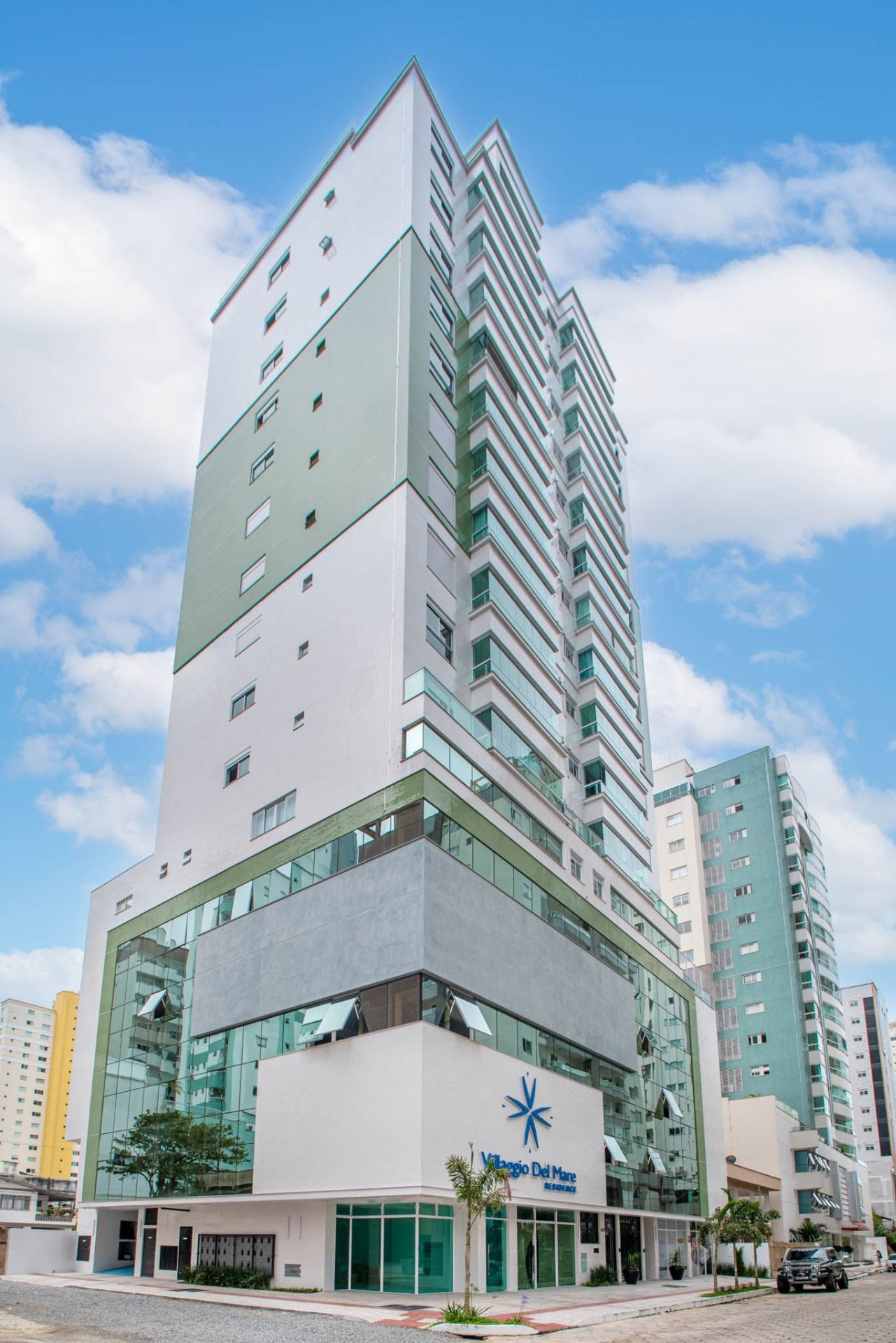 Apartamento Finamente Mobiliado e Decorado localizado no centro em Balneário Camboriú - SC