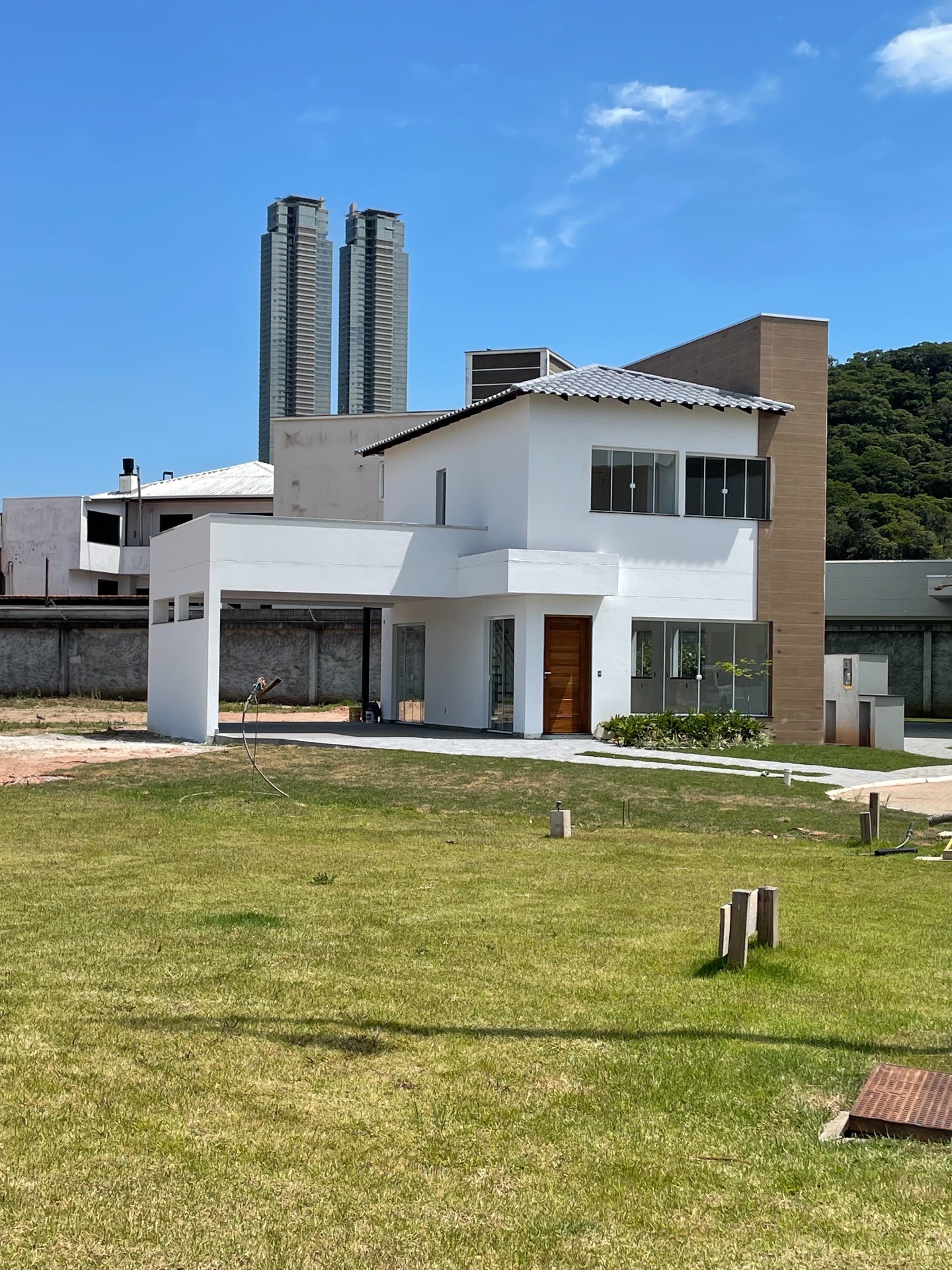 OPORTUNIDADE EXCLUSIVA! Casa em Condomínio possuindo 3 dormitórios (sendo 1 Suíte), 2 vagas de garagem e Condições de Pagamento Facilitadas, Localizada na Barra em Balneário Camboriú!!!