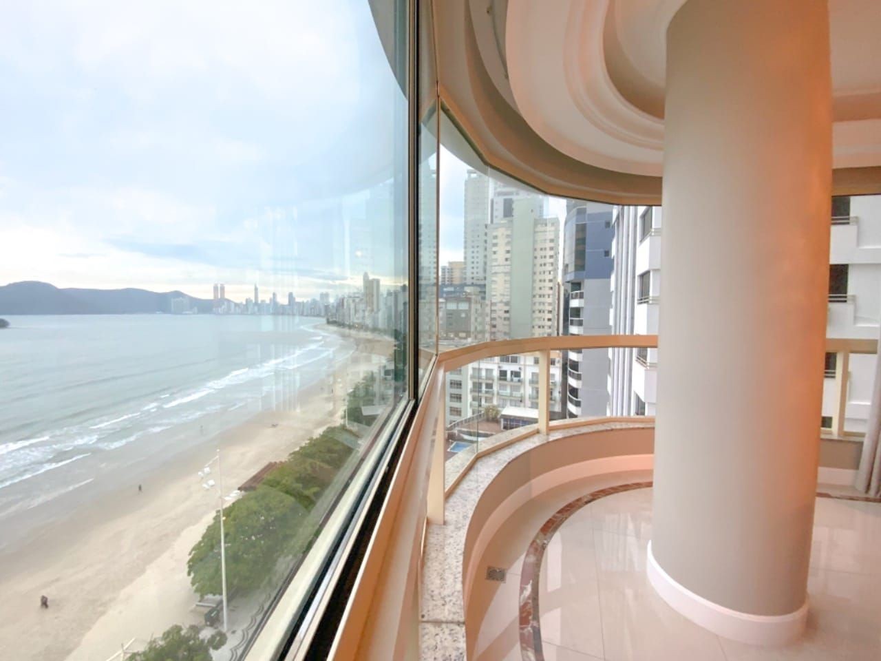 Apartamento Frente Mar Alto Padrão, Mobiliado e Decorado Para Locação no Edifício  Seas Towers em Balneário Camboriú-SC