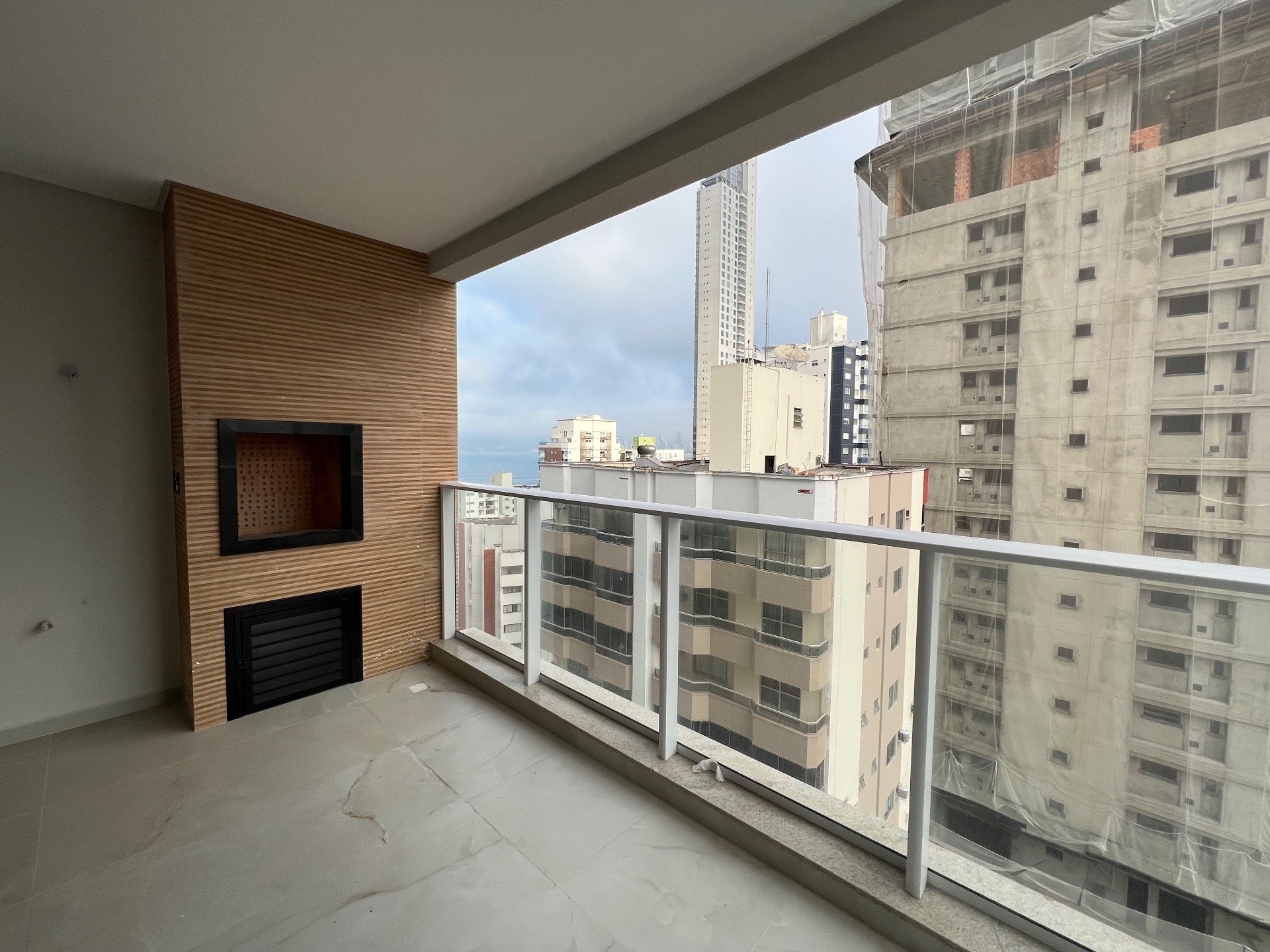 Apartamento com 3 Suítes Localizado a 180m da Praia de Balneário Camboriú - SC
