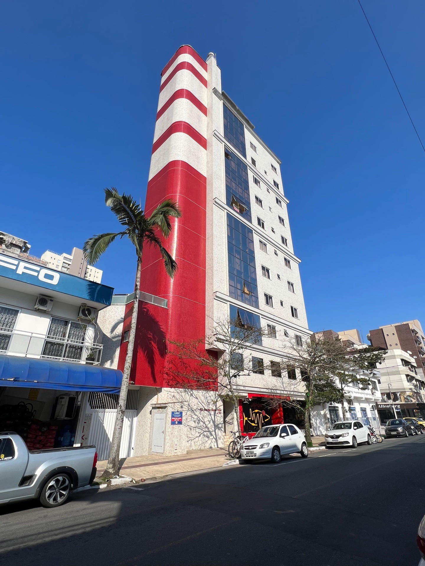Oportunidade, Apartamento 1 por andar, mobiliado, 3 dormitórios, sendo 1 suíte, rua reta ao mar, localizado em Balneário Camboriú - SC