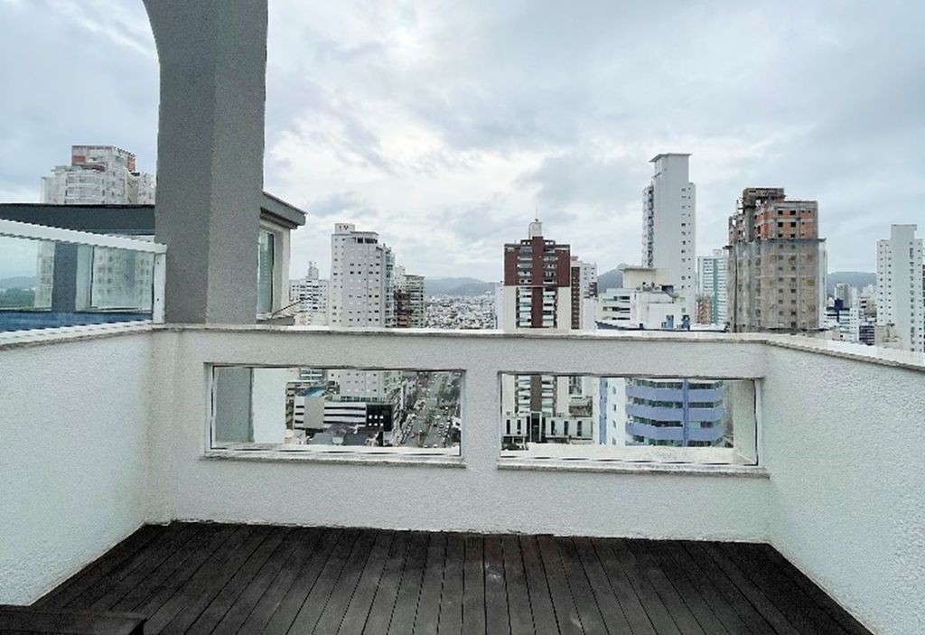 Cobertura Duplex com Piscina, 4 Dormitórios e Espaço Gourmet com Churrasqueira a Carvão localizada na barra sul em Balneário Camboriú -SC