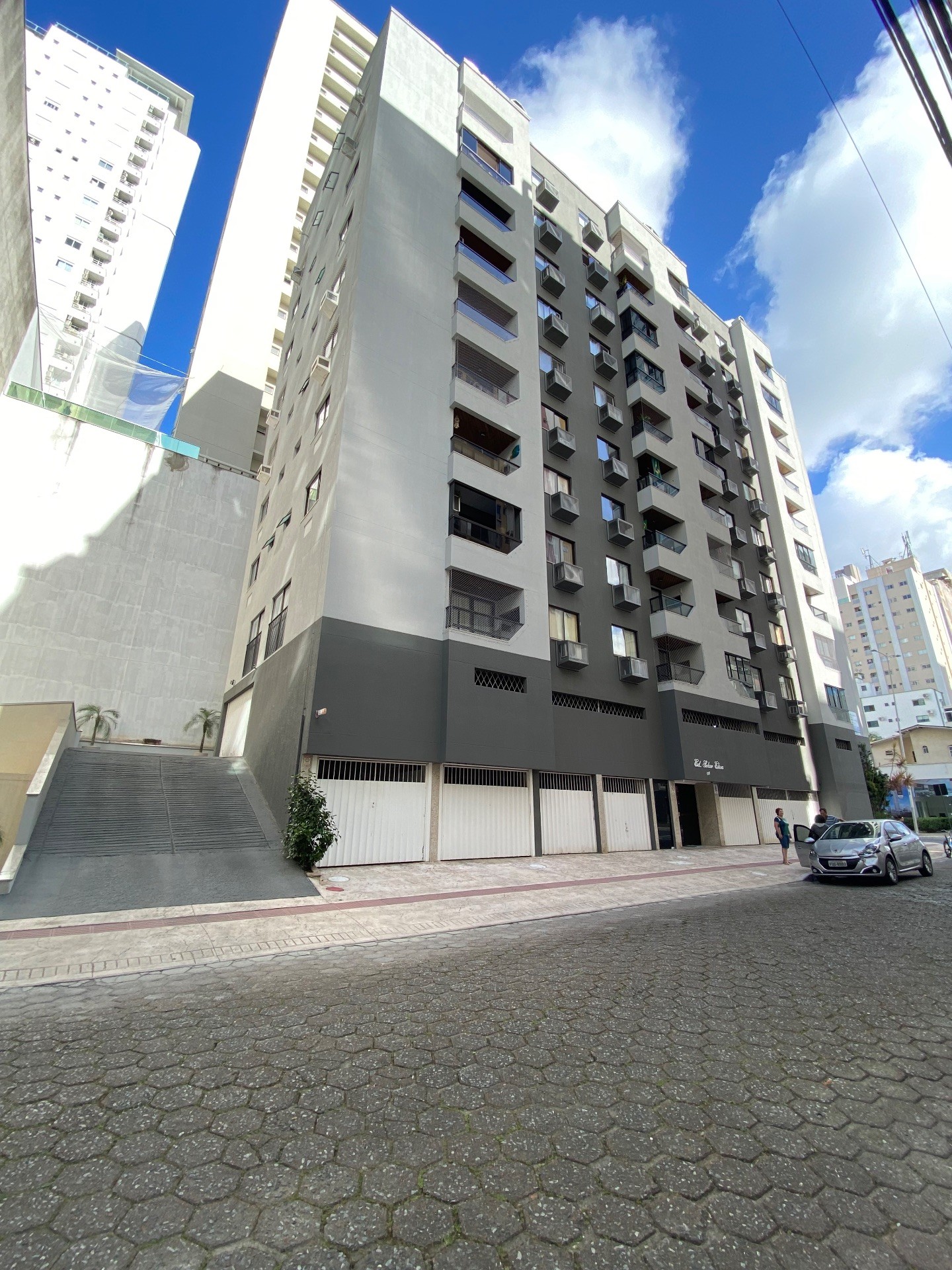 Apartamento Mobiliado Com 2 Dormitórios ao lado do Passeio San Miguel em Balneário Camboriú - SC.