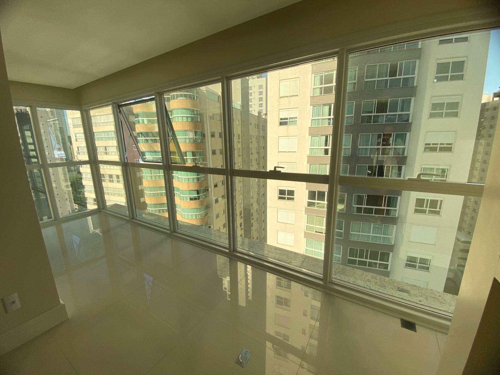 Oportunidade, Apartamento Quadra mar, com vista mar, 3 suítes com 2 vgs, Edifício com home club incrível, localizado em Balneário Camboriú - SC