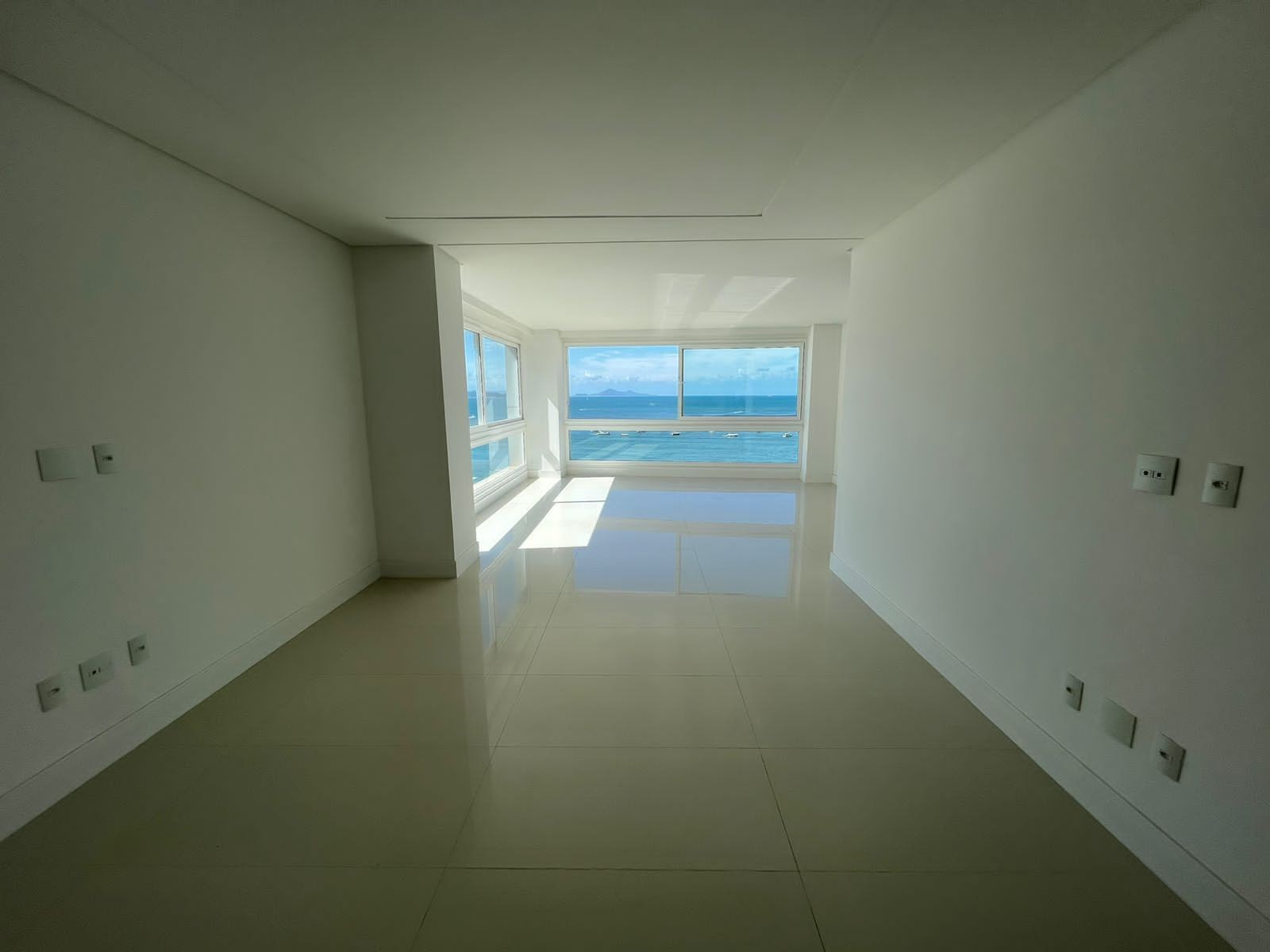 Oportunidade! Apartamento Novo Frente Mar e Vista Total Para o Mar em Balneário Camboriú-SC