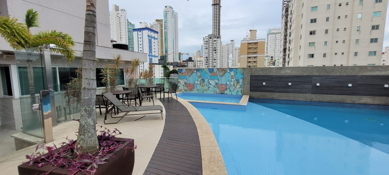 Apartamento Mobiliado, equipado e decorado com 03 suítes, Localizado na Barra Sul em Balneário Camboriú - SC