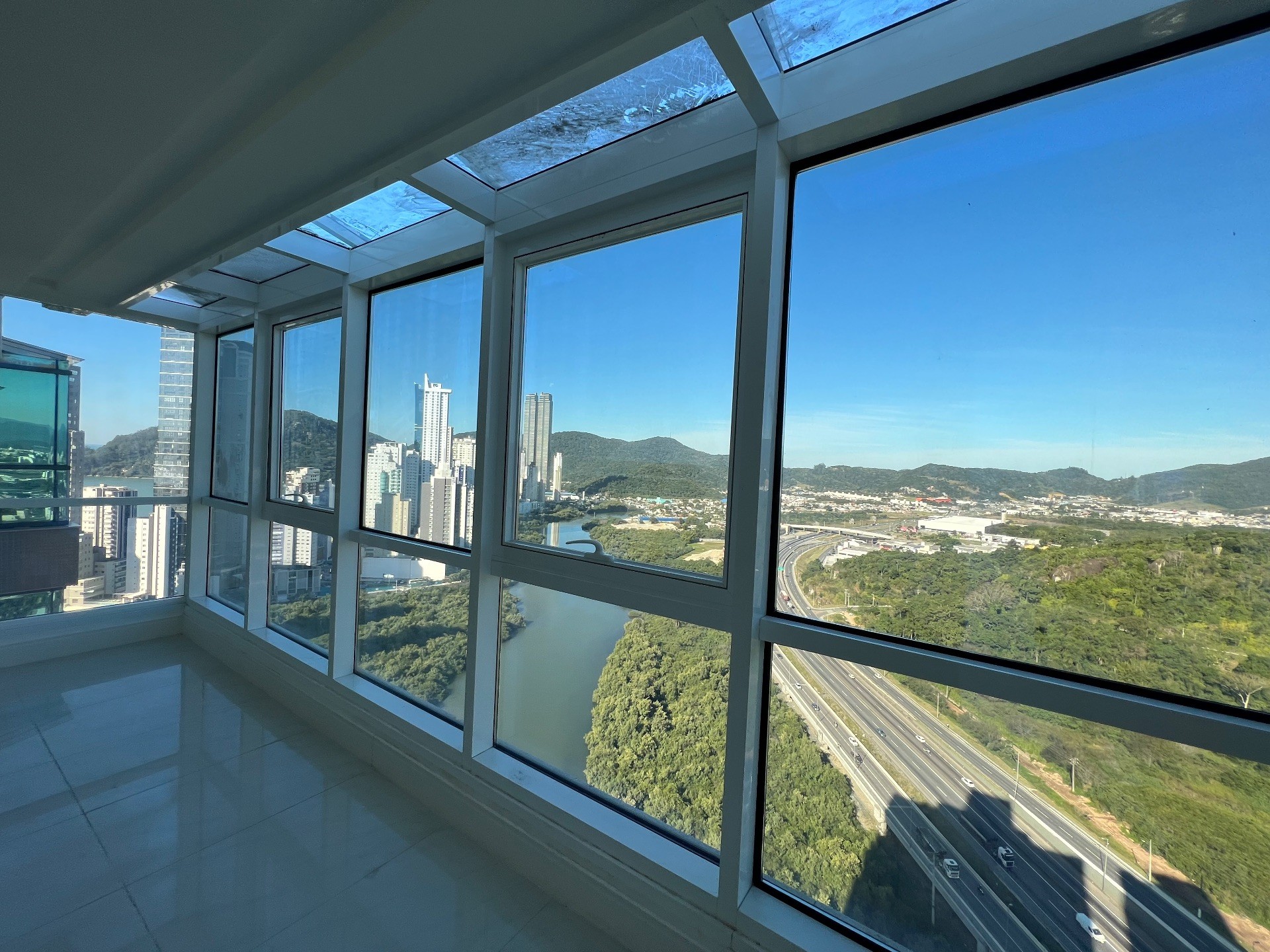 Apartamento de alto padrão com vaga náutica em uma das localizações mais exclusivas da cidade de Balneário Camboriú 