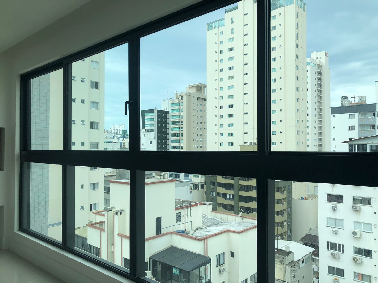 Apartamento com 3 suítes, 2 vagas no Centro de Balneário Camboriú-SC