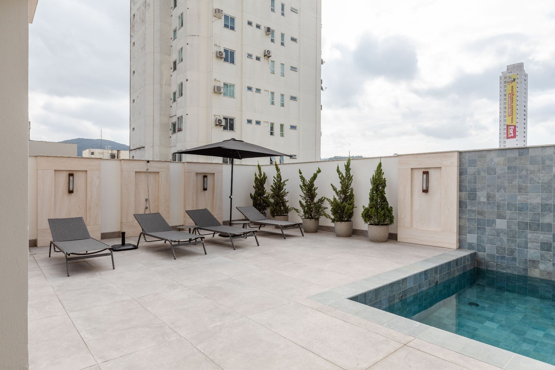 Apartamento Novo, Altíssimo Padrão Finamengte Mobiliado Decorado e Equipado com 3 Suítes Localizado no Coração de Balneário Camboriú -SC