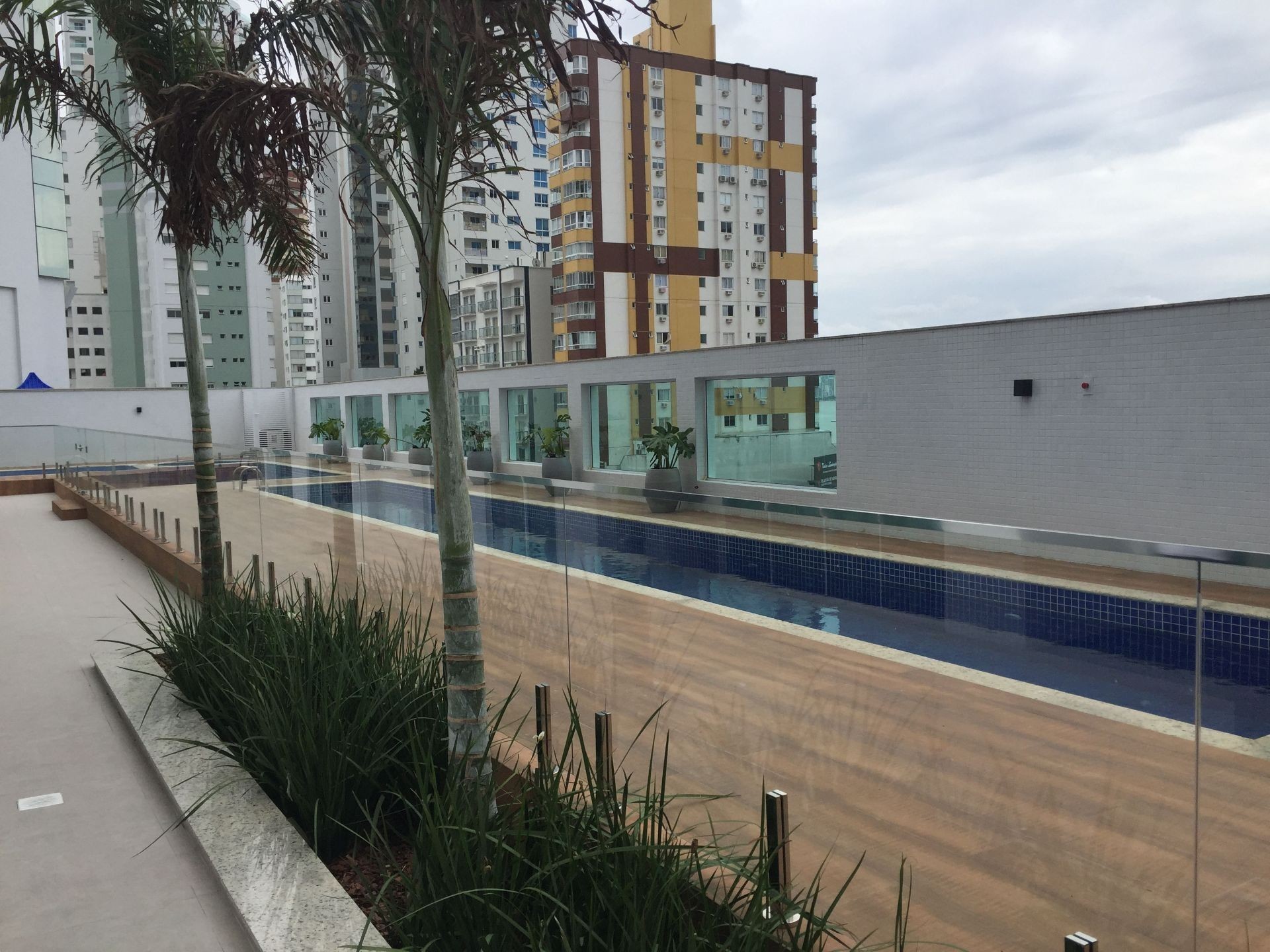Apartamento Semi-Mobiliado muito bem localizado, Avenida Beira Rio Barra Sul-Bal. Camboriú