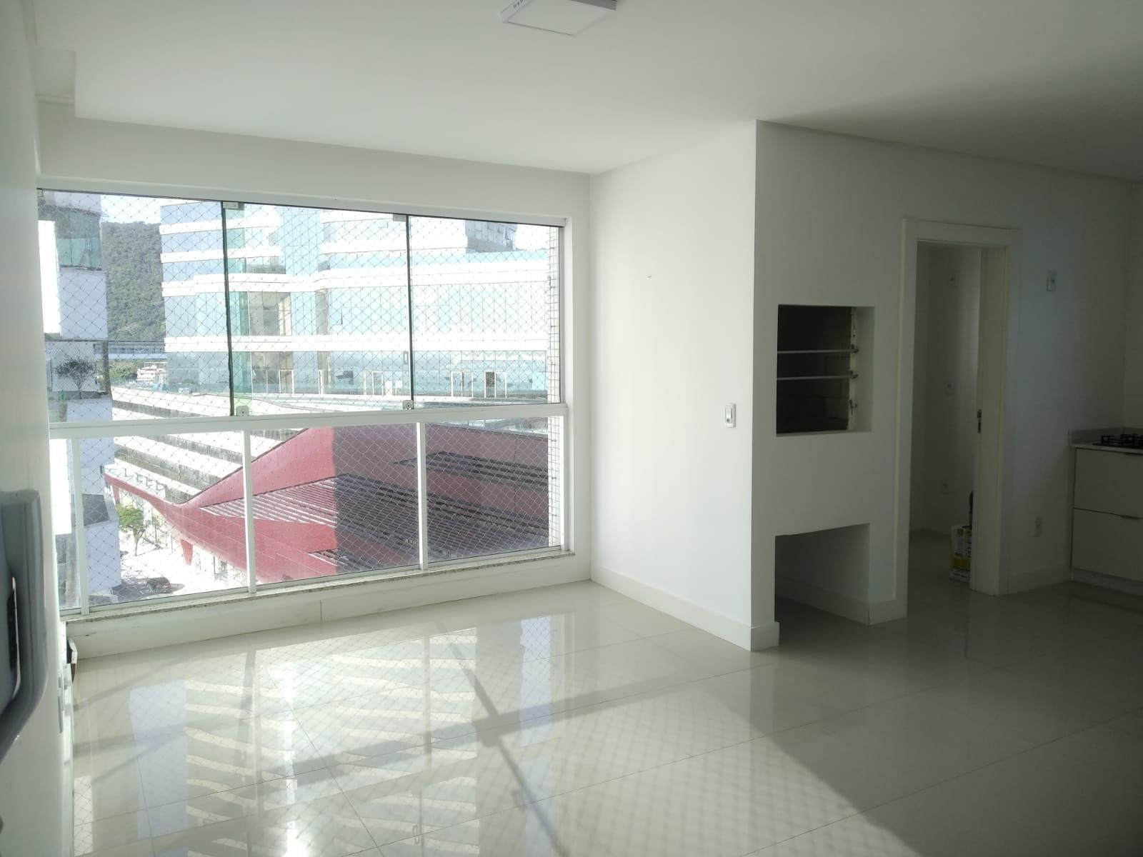 Apartamento Semi-Mobiliado muito bem localizado, Avenida Beira Rio Barra Sul-Bal. Camboriú