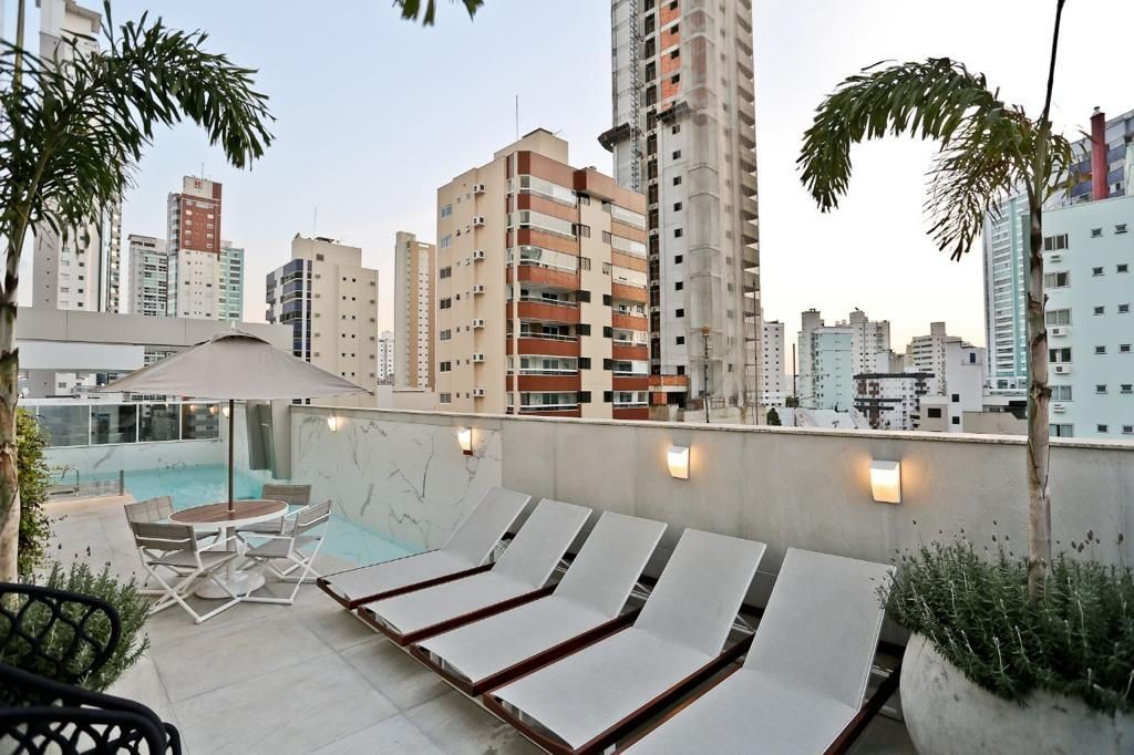 Apartamento Mobiliado, Equipado e Decorado com 4  suítes Localizado no Centro de Balneário Camboriú