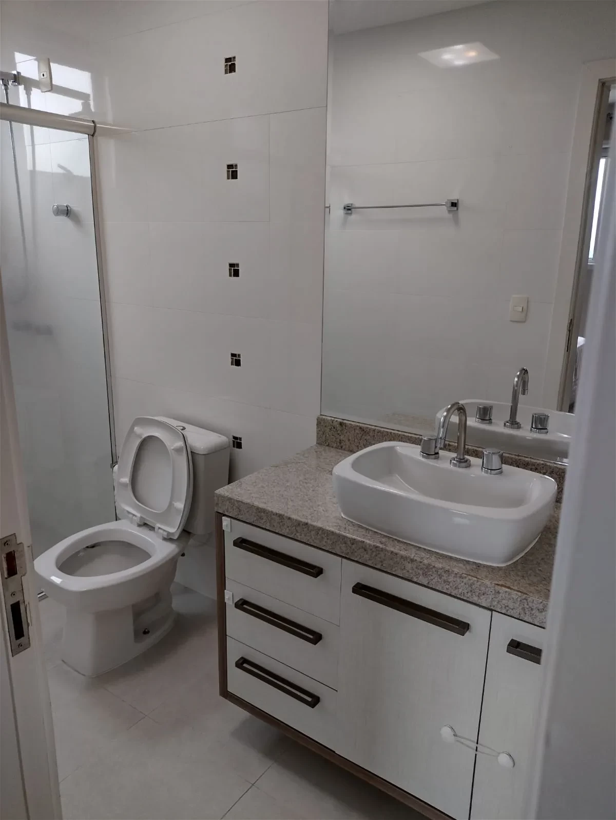 Apartamento semi-Mobiliado com 3 Dormitórios, sendo 1 Suíte + 2 Demi-Suíte no Centro de Balneário Camboriú