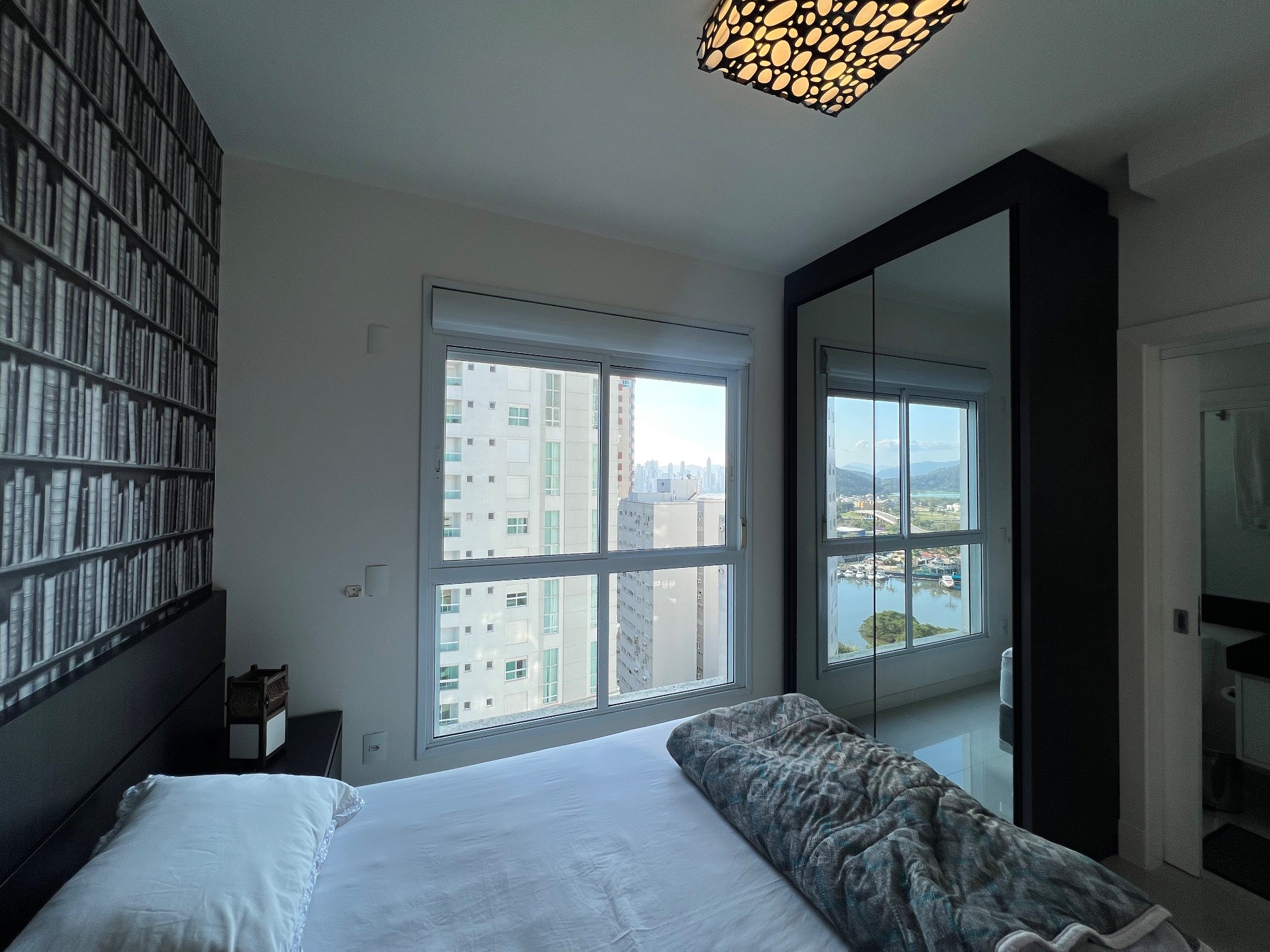 Apartamento Quadra mar e um apartamento por andar com 03 Suites e 03 Vagas Privativas Localizado na Barra Sul