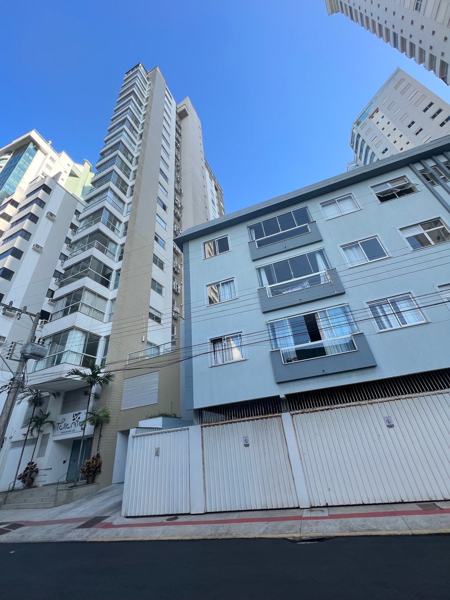Apartamento Quadra mar e um apartamento por andar com 03 Suites e 03 Vagas Privativas Localizado na Barra Sul