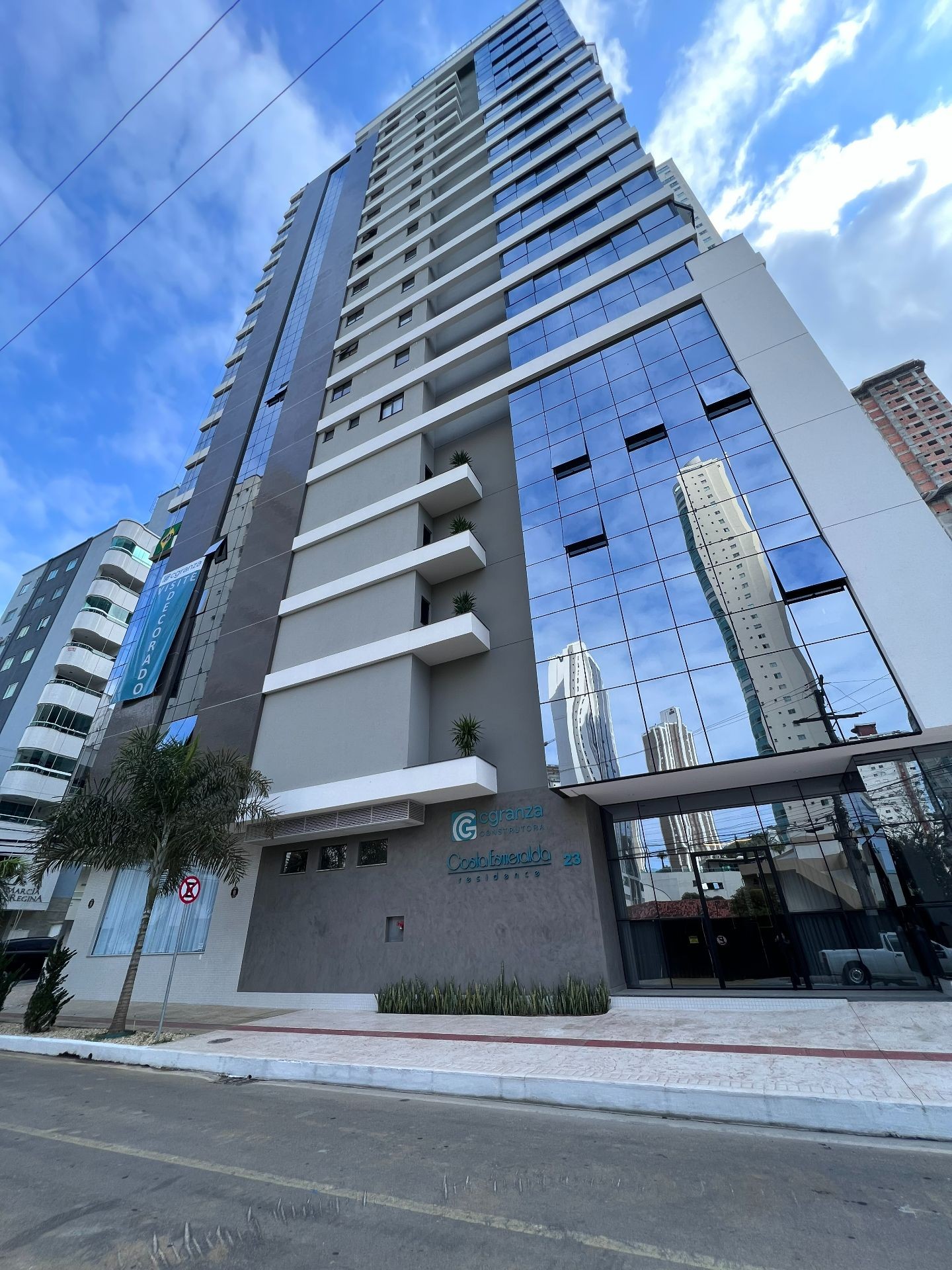 Apartamento Alto Padrão com 4 Suítes Localizado Próximo a Big Wheel em Balneário Camboriú -SC