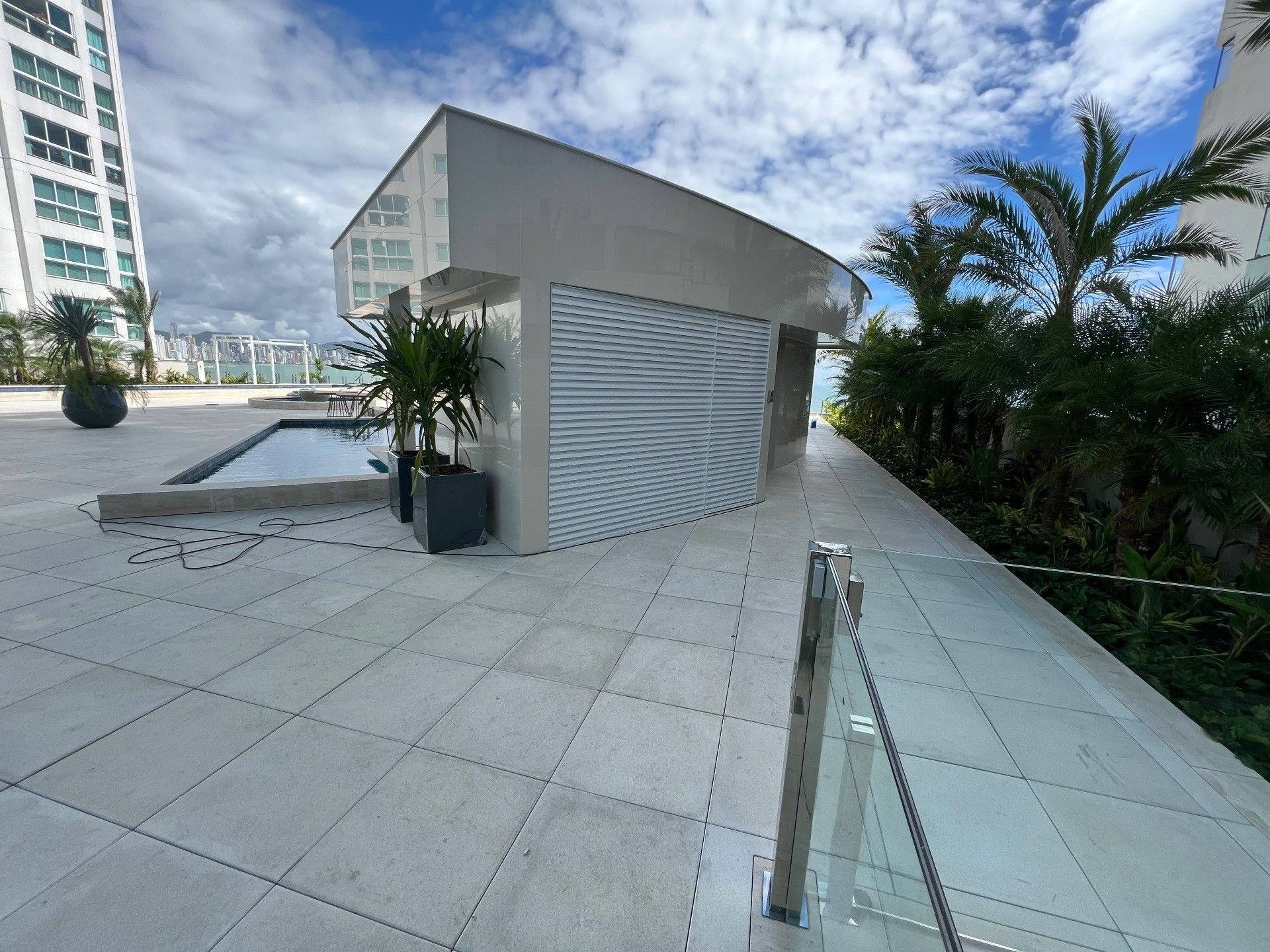 O Luxo em uma nova dimensão, frente mar, 4 suítes sendo 2 suítes com banheira, 4 vagas de garagem, Barra Sul - Balneário Camboriú- SC.