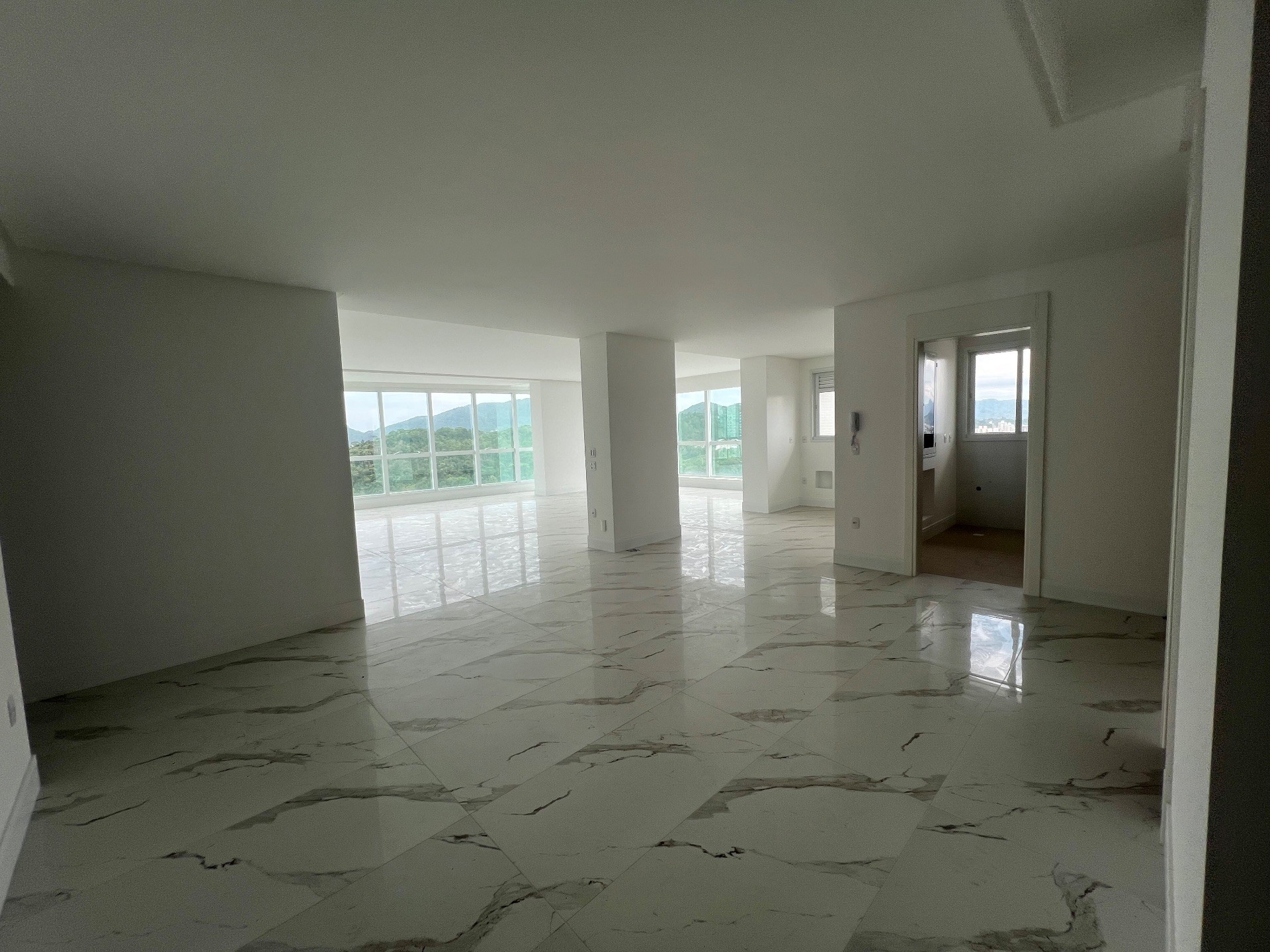 Apartamento Altíssimo Padrão Com 3 Suítes, 3 Vagas e mais 1 Vaga Náutica Localizado na Barra Sul em Balneário Camboriú - SC
