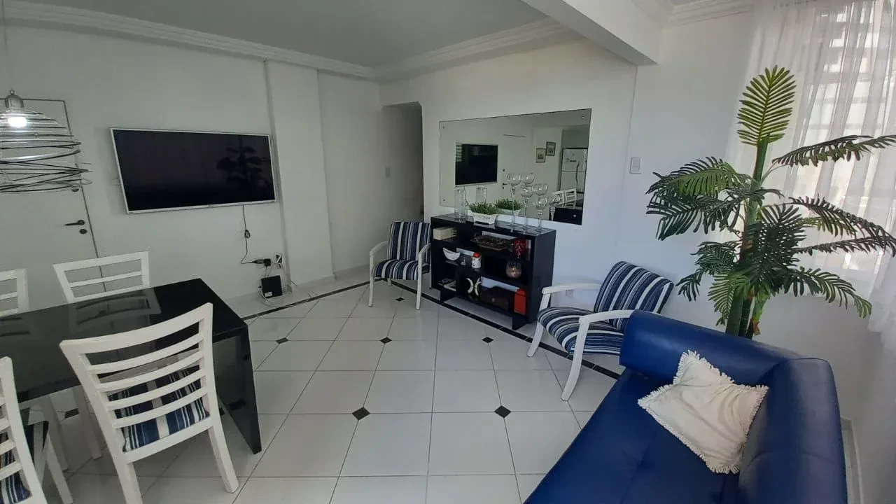 Apartamento com vista mar, Mobiliado e Equipado com 2 Dormitórios Localizado na Av. Atlântica em Balneário Camboriú - SC