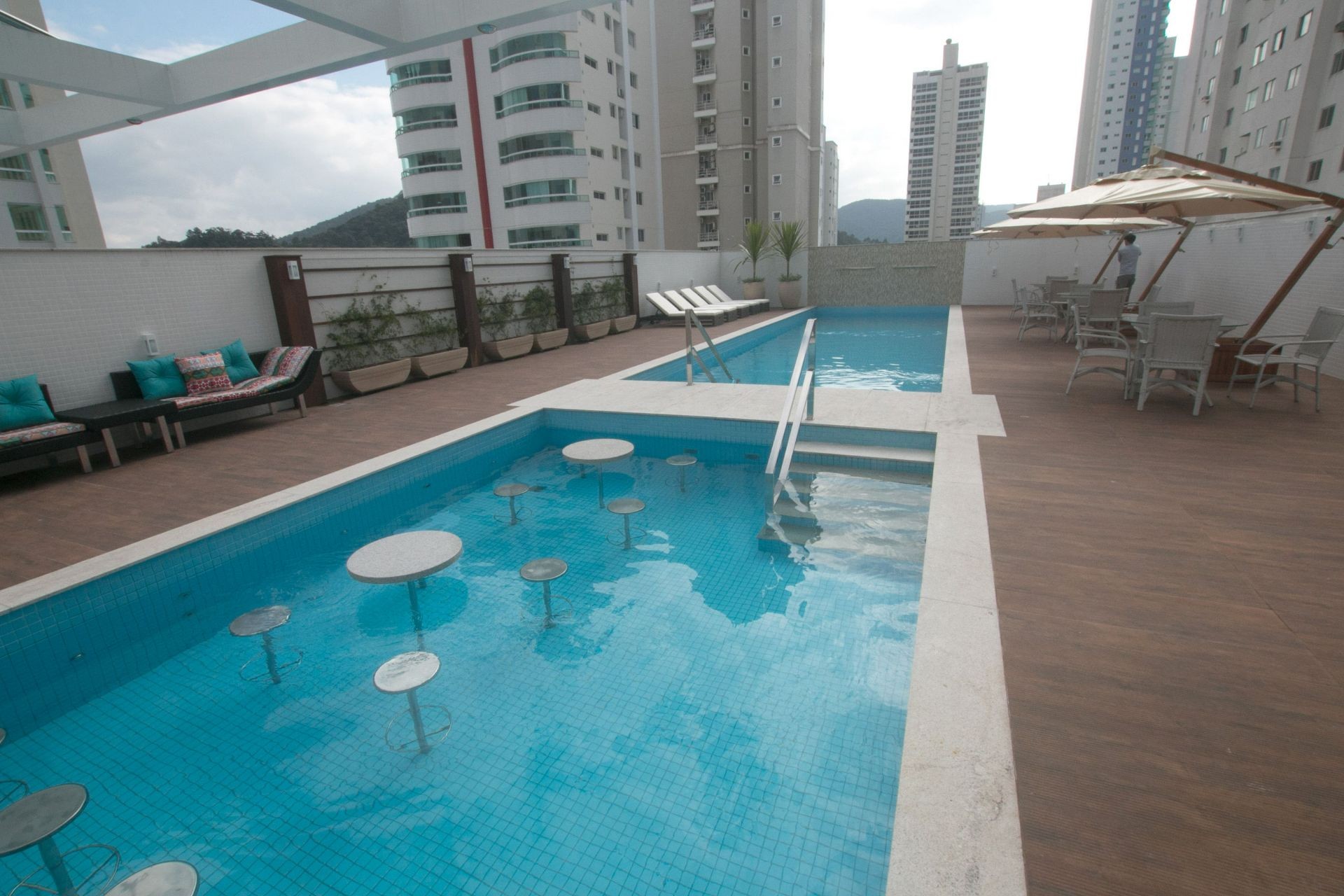 Apartamento Finamente Mobiliado, Equipado e Decorado  Localizado no Centro de Balneário Camboriú-SC