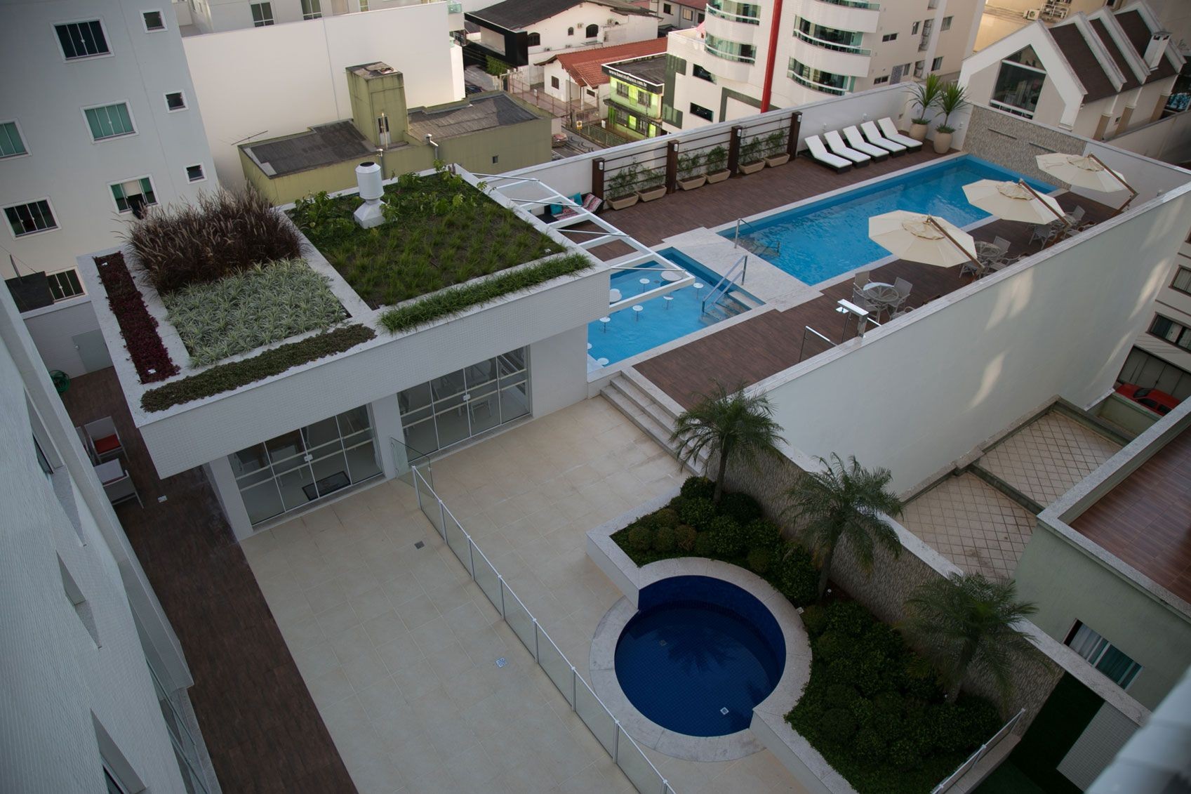 Apartamento Finamente Mobiliado, Equipado e Decorado  Localizado no Centro de Balneário Camboriú-SC