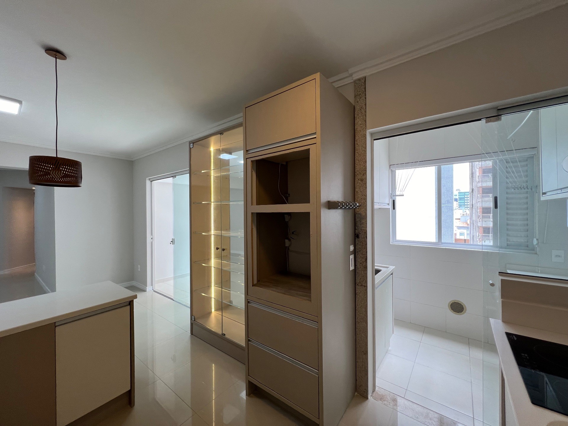 Apartamento Semi Mobiliado com 3 Dormitórios E Varanda Gourmet com Churrasqueira Localizado no Centro de Balneário Camboriú - SC