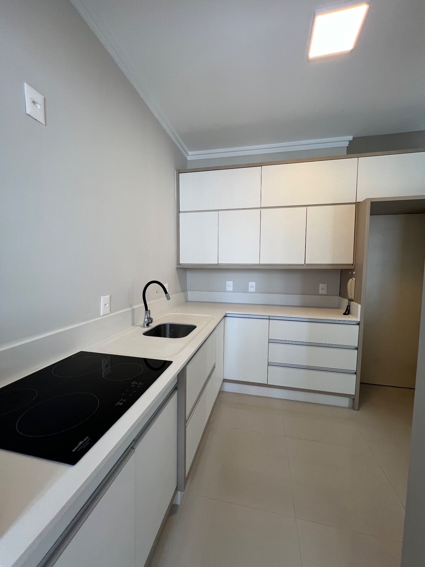 Apartamento Semi Mobiliado com 3 Dormitórios E Varanda Gourmet com Churrasqueira Localizado no Centro de Balneário Camboriú - SC