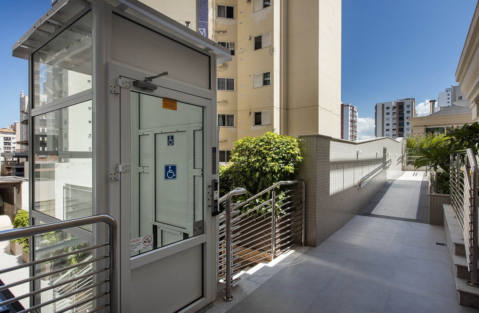 Apartamento Vista Mar Finamente Mobiliado, Decorado e Equipado Com 3 Suítes e Jacuzzi Localizado em Balneário Camboriú -SC