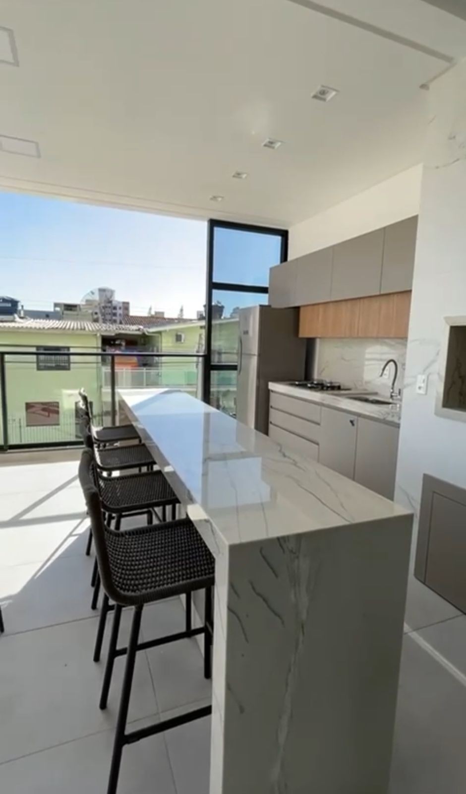 Apartamento novo com 03 dormitórios localizado no bairro das Nações em Balneário Camboriú