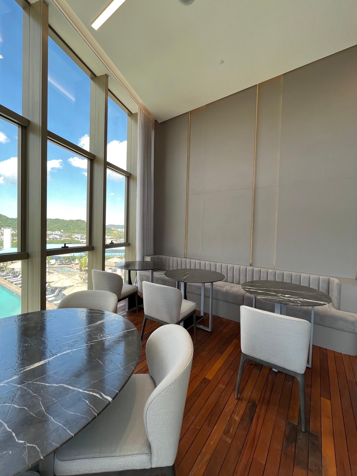 YACHTHOUSE, Apartamento finamente, mobiliado, equipado e decorado, andar alto torre 2, localizado na Barra Sul em Balneário Camboriú 