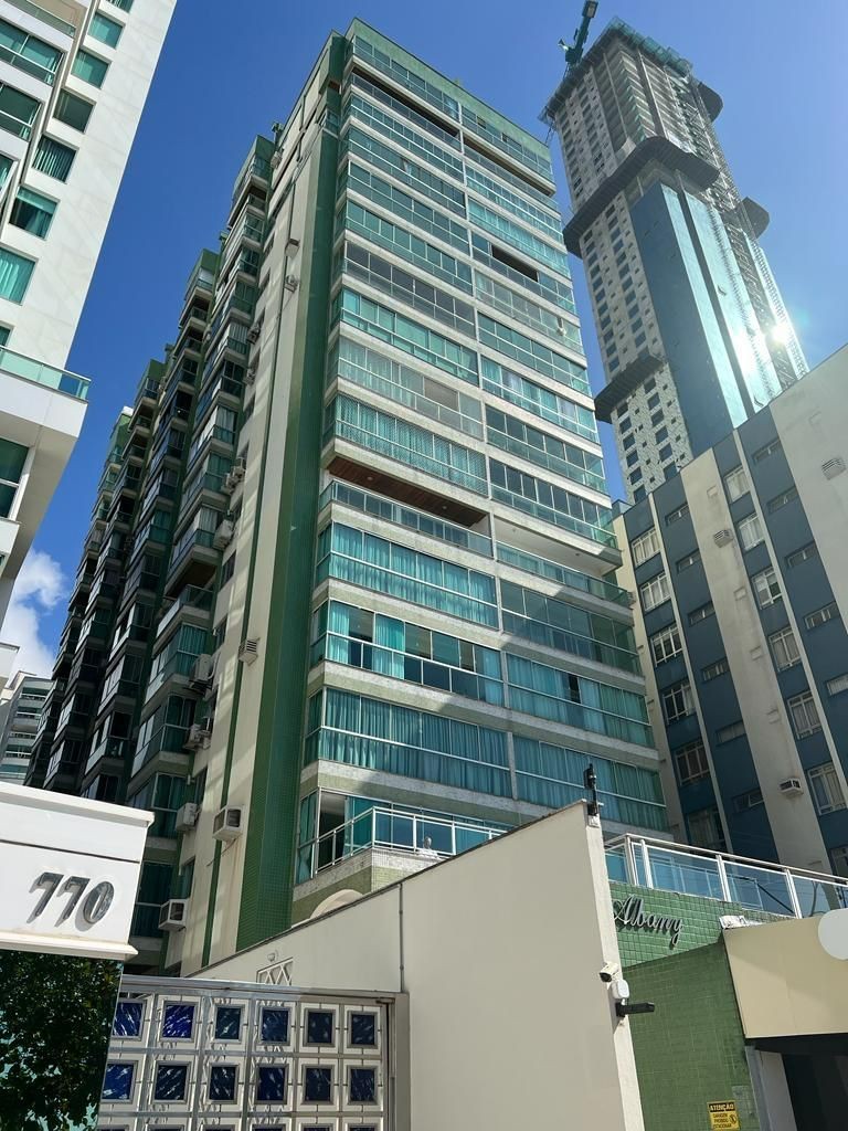 Apartamento a venda em Prédio Frente Mar , com 02 Dormitórios sendo 01 Suíte e mais Dependência e 01 vaga de garagem privativa em Balneário Camboriú SC  