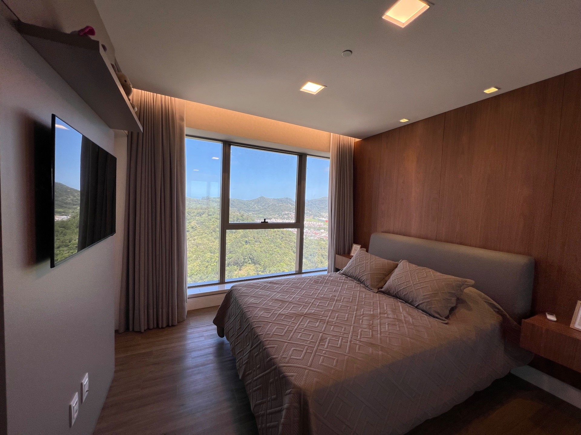 YACHTHOUSE, Apartamento finamente, mobiliado, equipado e decorado, andar alto torre 2, localizado na Barra Sul em Balneário Camboriú 