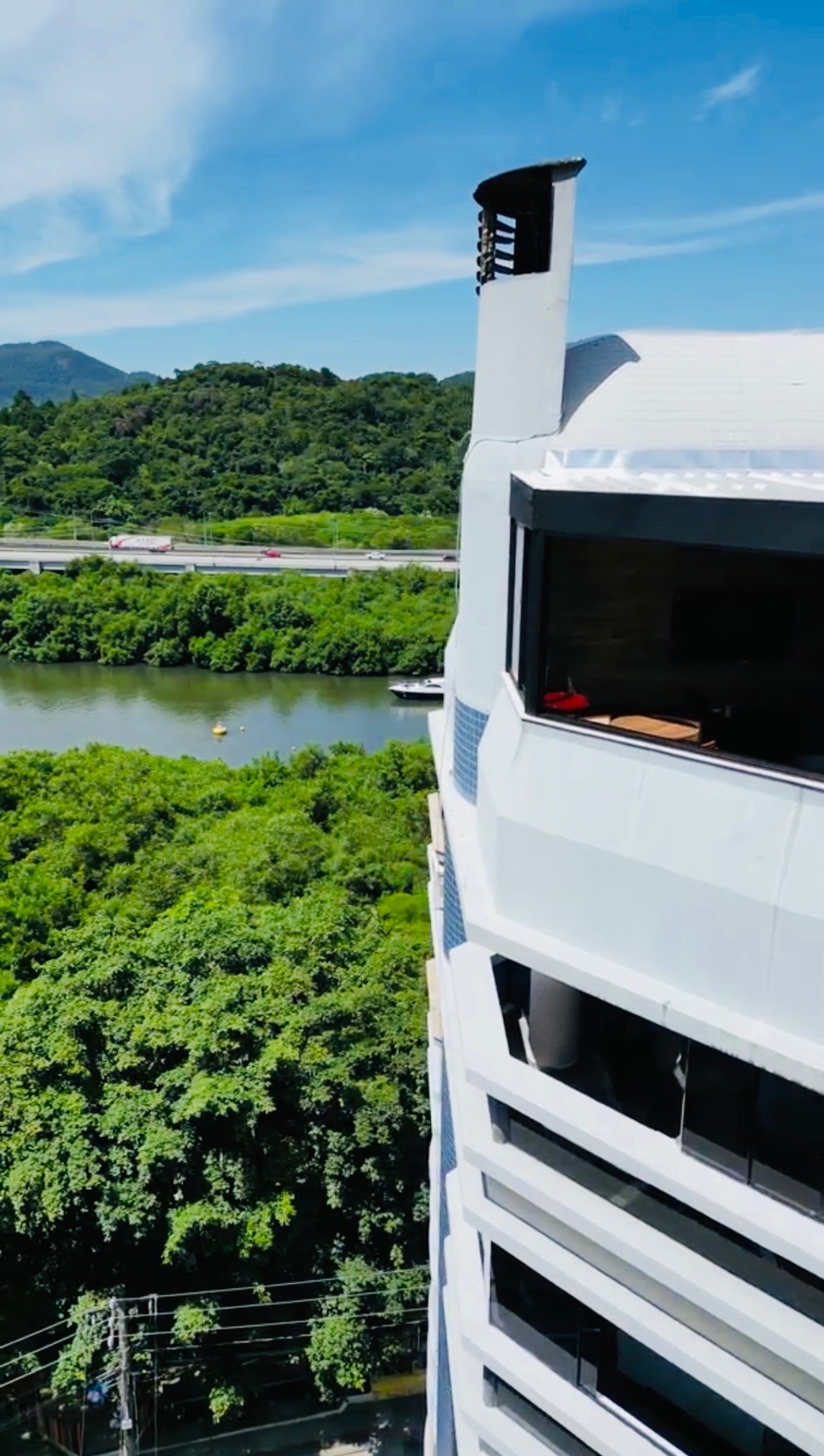 Cobertura tríplex com 343m², privativos, muito bem distribuídos, mobiliada, equipada e decorada, um dos pontos positivos, vista para o mar e para rio Camboriú, sendo o canal principal de acesso das marinas de Balneário Camboriú.