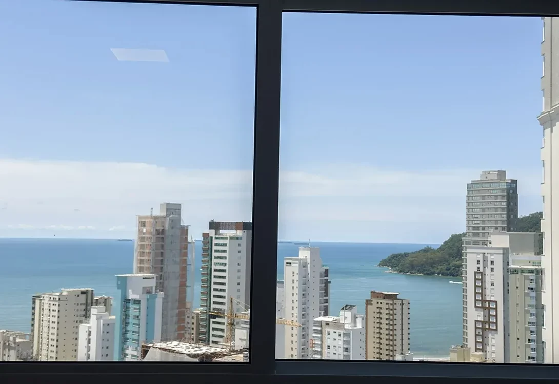 Apartamento Andar Alto, Mobiliado no Edifício Phoenix Tower em Balneário Camboriú - SC 