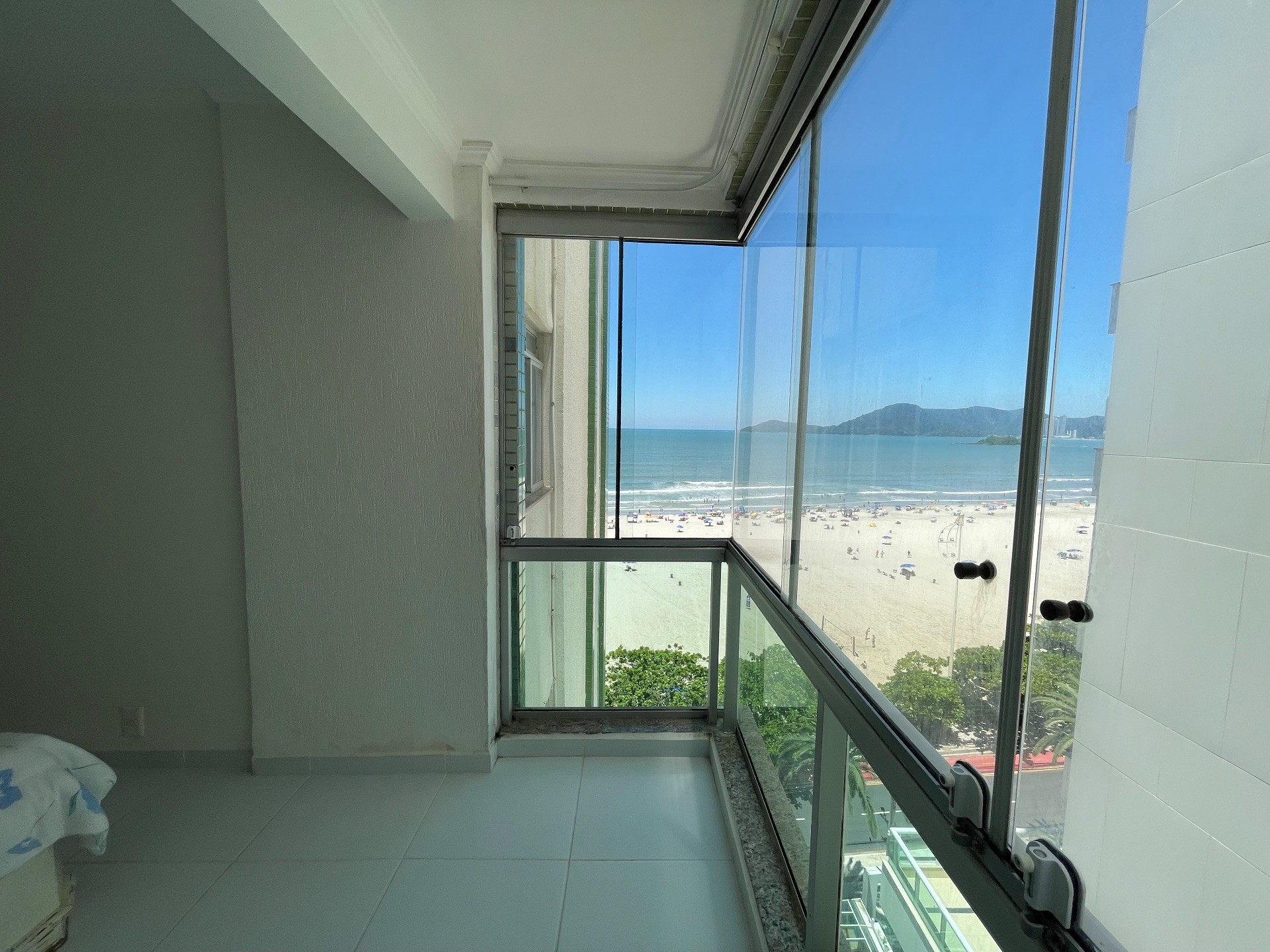 Apartamento a venda em Prédio Frente Mar , com 02 Dormitórios sendo 01 Suíte e mais Dependência e 01 vaga de garagem privativa em Balneário Camboriú SC  